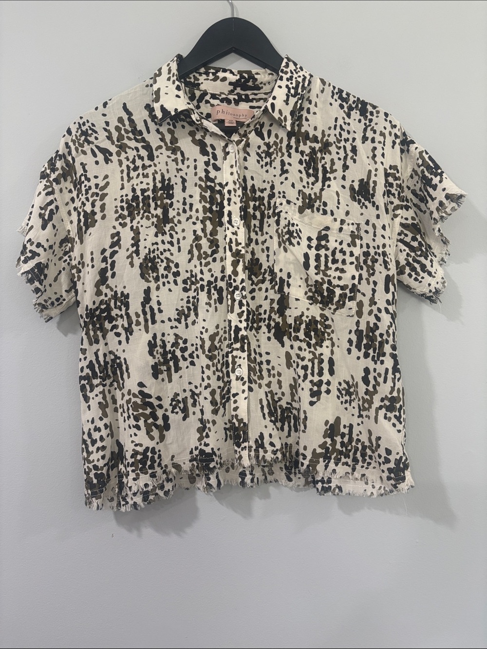 PHILOSOPHY FLOWY ANIMAL PRINT SHORT SLEEVE FRAYED HEM TOP. SIZE /M